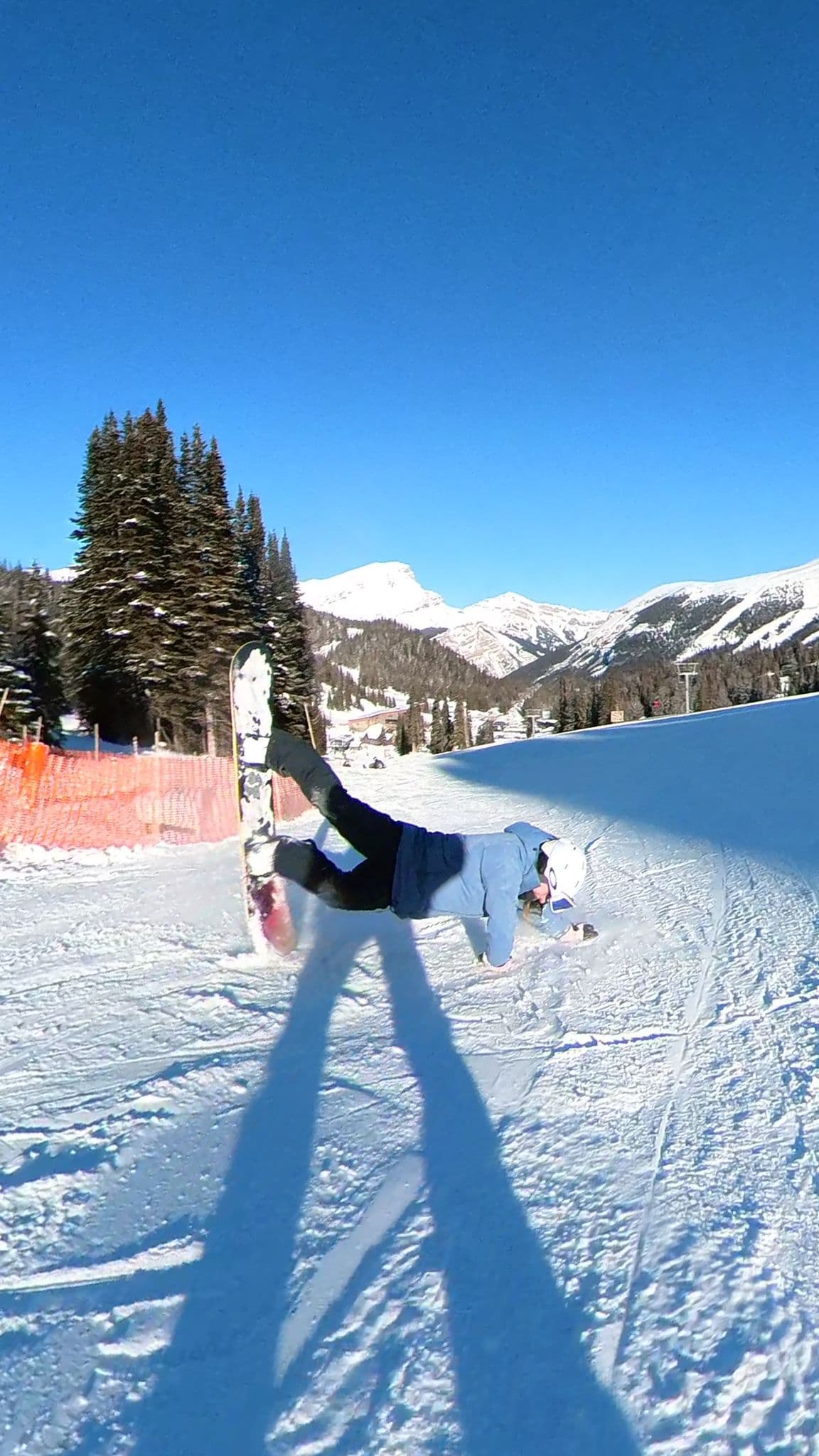 Leanne practicando snowboard en una pista soleada