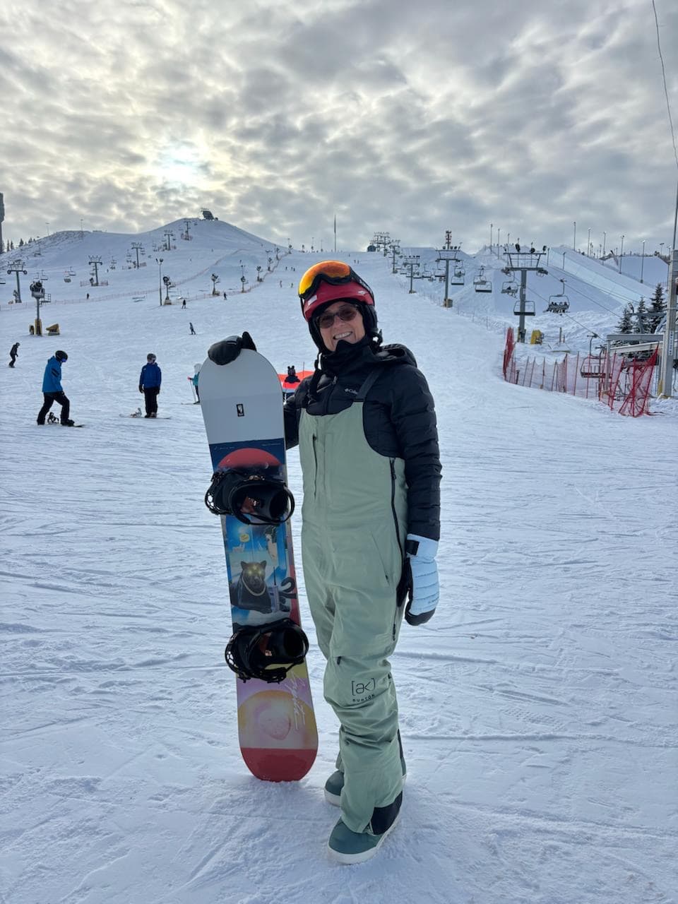 Myle con su snowboard en la montaña