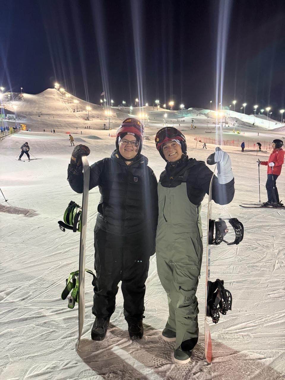 Myle compartiendo una jornada nocturna de snowboard
