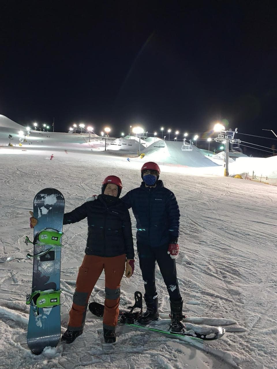 Myle practicando snowboard junto a un compañero