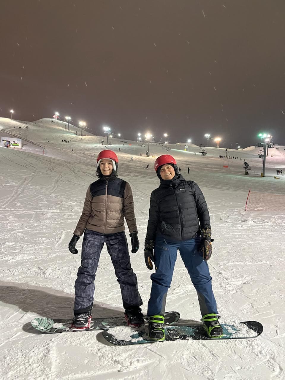 Myle sonriendo junto a una compañera en la nieve