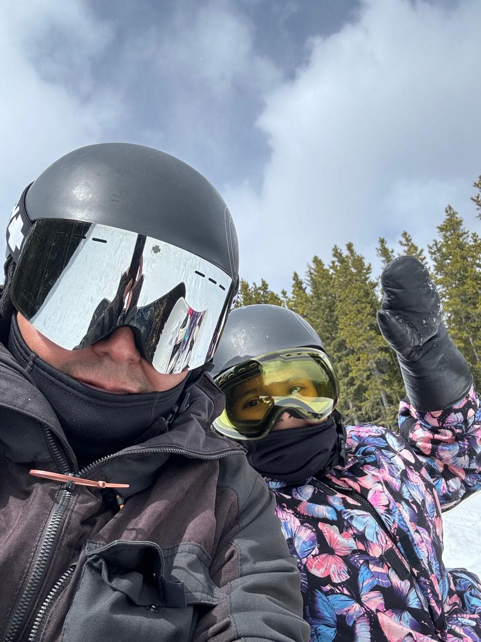 Carlos disfrutando una jornada de snowboard en la montaña
