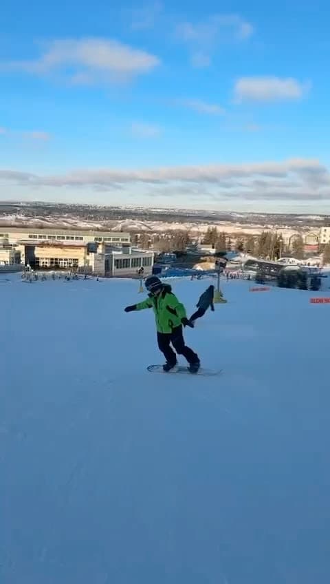 Sebastián durante su primera experiencia de snowboard