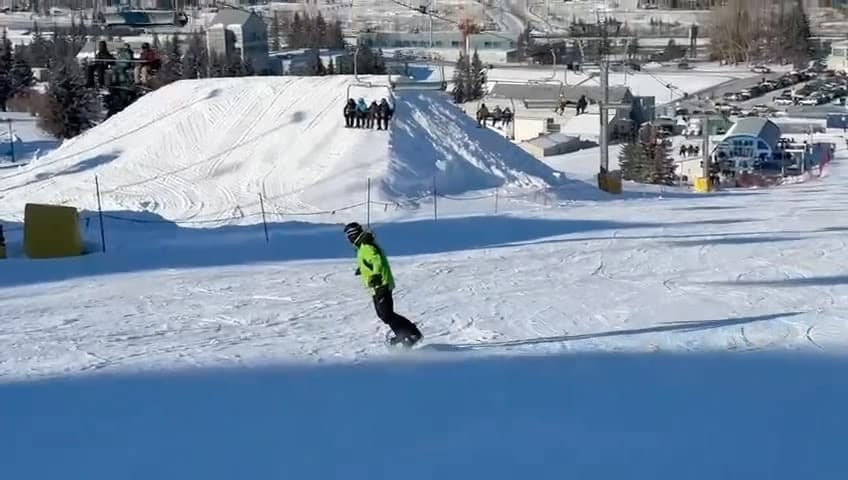 Sebastián aprendiendo snowboard en la nieve