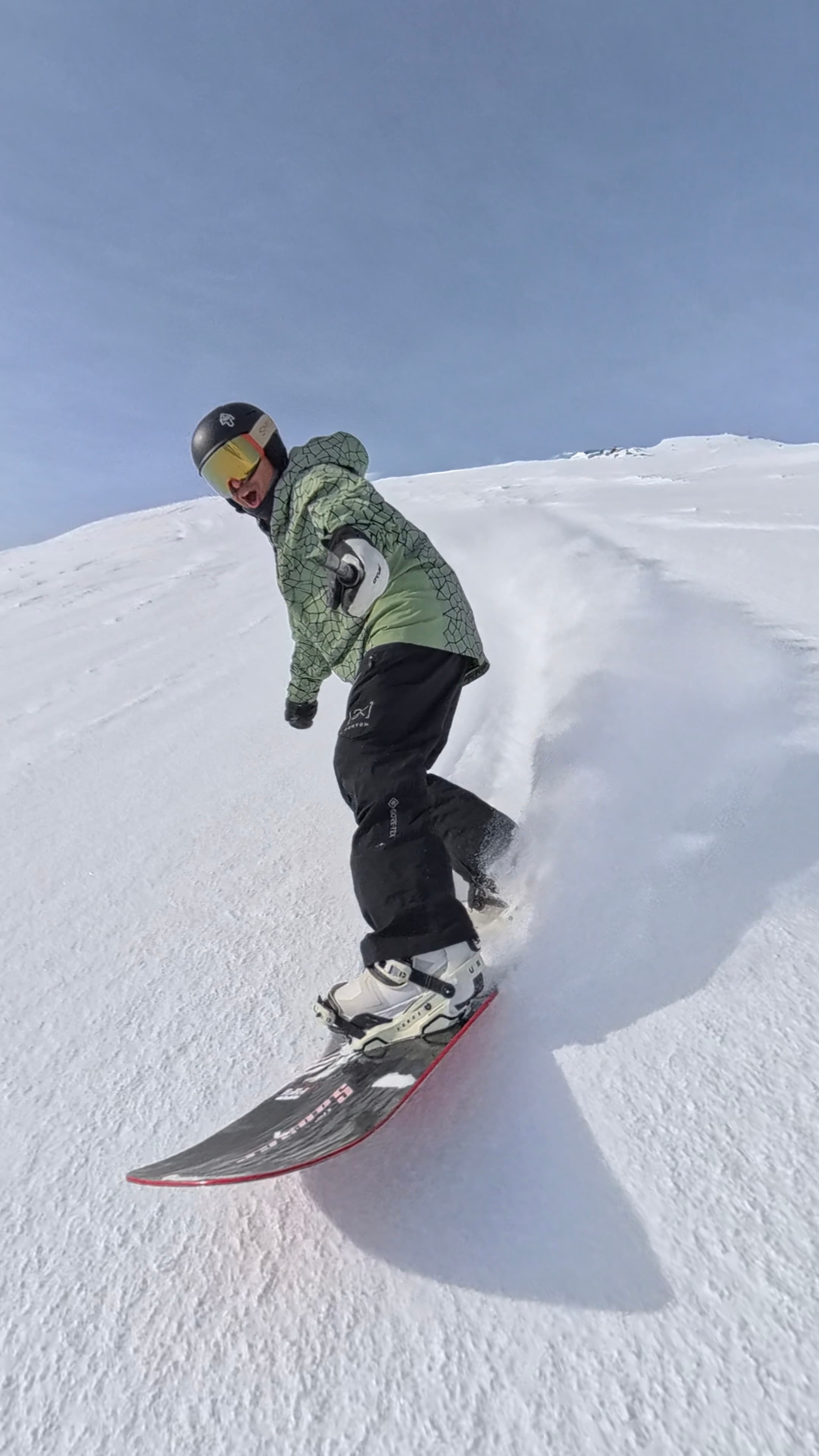 Paulo practicando snowboard en la montaña