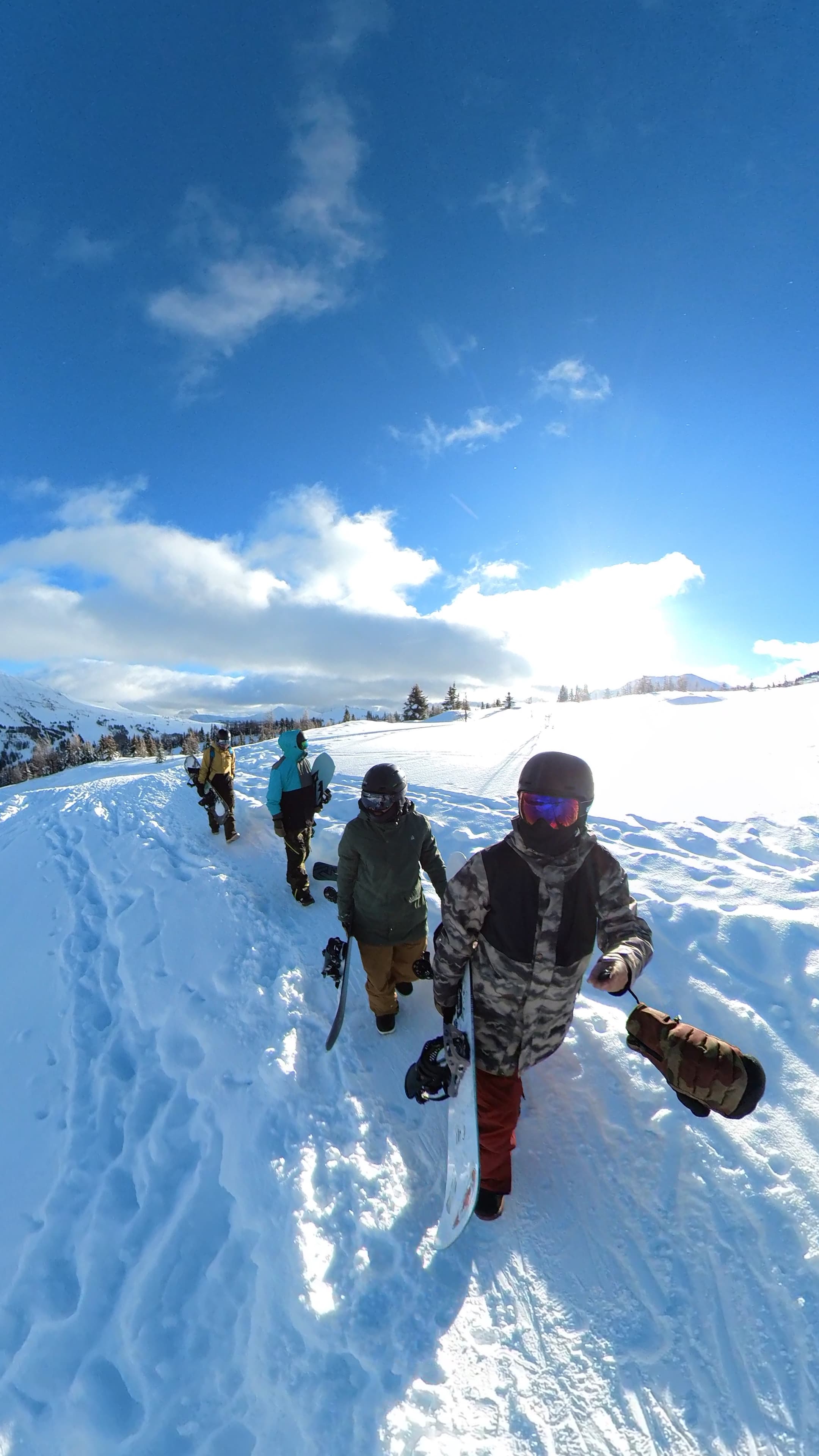 Riders compartiendo una jornada de snowboard